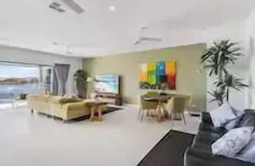 Birtinya Apartment | Luxury Lake View - with pool -Sunshine Coast
