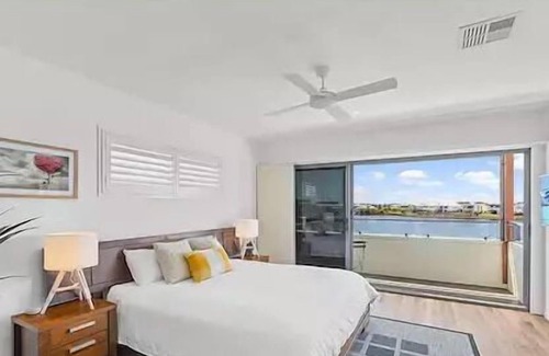 Birtinya Apartment | Luxury Lake View - with pool -Sunshine Coast