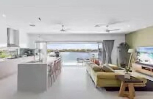 Birtinya Apartment | Luxury Lake View - with pool -Sunshine Coast