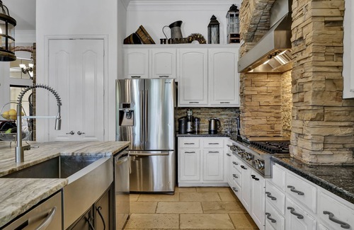 Panther Creek House | Luxury Lake Woodlands Retreat, with Tropical Heated Pool, Jacuzzi & Cinema!