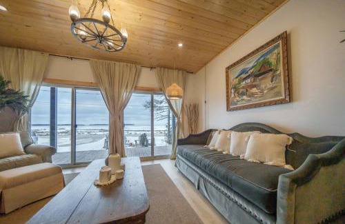 South Bruce Peninsula House | Luxury Lakefront Cottage - The Shining Star