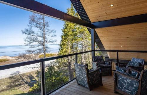 South Bruce Peninsula House | Luxury Lakefront Cottage - The Shining Star