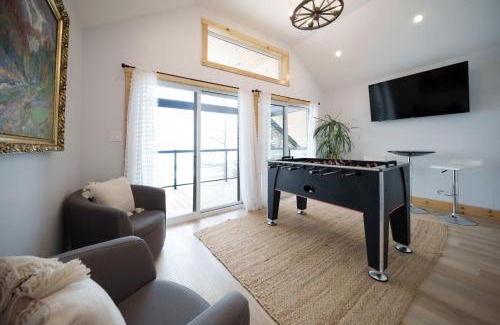 South Bruce Peninsula House | Luxury Lakefront Cottage - The Shining Star