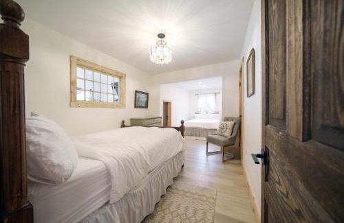 South Bruce Peninsula House | Luxury Lakefront Cottage - The Shining Star