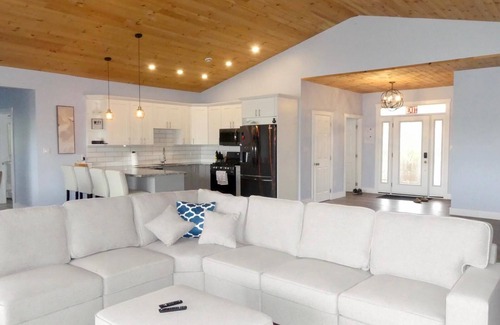 Stokes Bay Ski Chalet | Luxury Lakefront Escape w/Games Room
