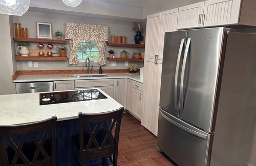 Highland Center House | Luxury Lakefront Escape at Lake Keomah near Oskaloosa Iowa.