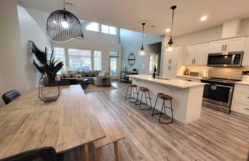 Okanagan-Similkameen House | Luxury Lakefront Escape – Steps from Beach & Pools!