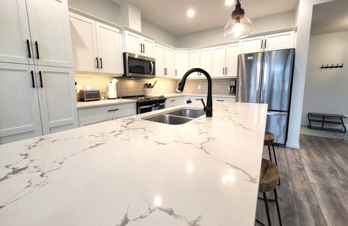 Okanagan-Similkameen House | Luxury Lakefront Escape – Steps from Beach & Pools!