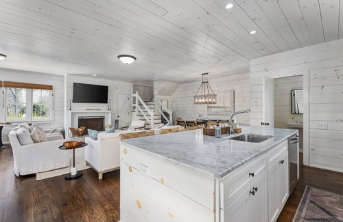 Crane Hill House | Luxury Lakefront Family Retreat at Smith Lake