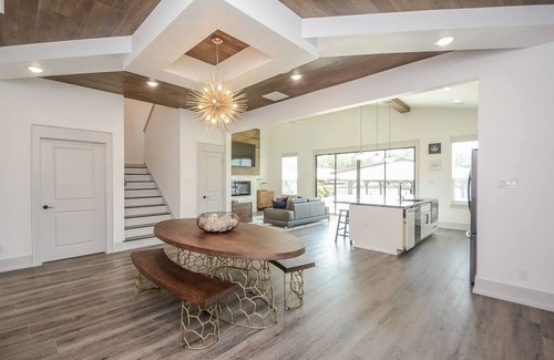 Willis House | Luxury Lakefront Home w/Overhanging Deck + Kayaks