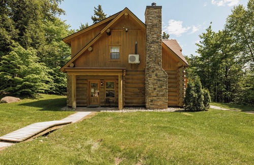 Fiddler Lake Resort Ski Chalet | Luxury lakefront Log Home Near St Sauveur with private hot tub