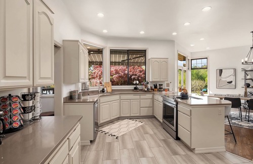 East Lake Hills House | Luxury Lakefront Retreat. #Bellevue #lakefront #vacation