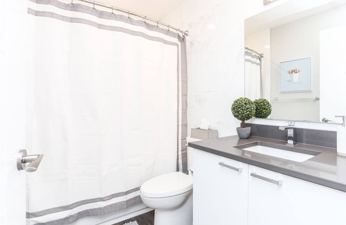 South Central Condo | Luxury Lakeshore Condo with Rooftop Patio