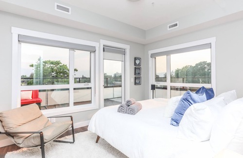 South Central Condo | Luxury Lakeshore Condo with Rooftop Patio