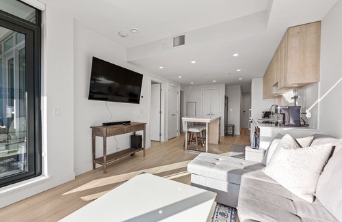South Pandosy Apartment | Luxury Lakeside Condo, resort-style amenities, boardwalk & beautiful beaches.n