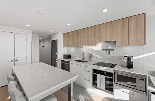 South Pandosy Apartment | Luxury Lakeside Condo, resort-style amenities, boardwalk & beautiful beaches.n