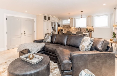 Oro-Medonte House | Luxury Lakeside Executive Suite