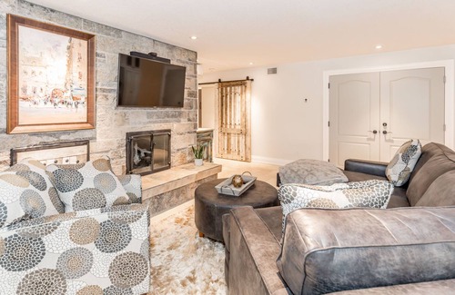 Oro-Medonte House | Luxury Lakeside Executive Suite