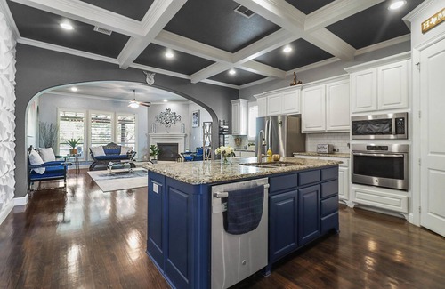 Flower Mound House | Luxury Lakeside Home by Airport
