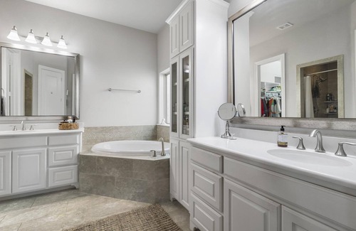 Flower Mound House | Luxury Lakeside Home by Airport