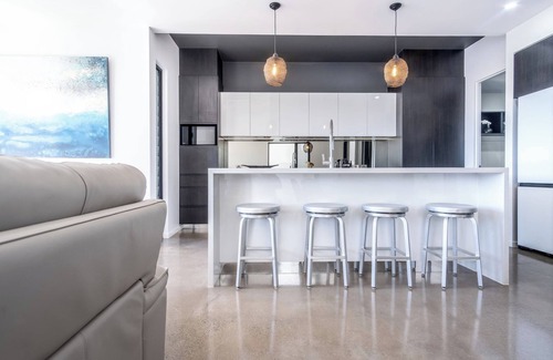 Birtinya House | Luxury Lakeside Living at Birtinya