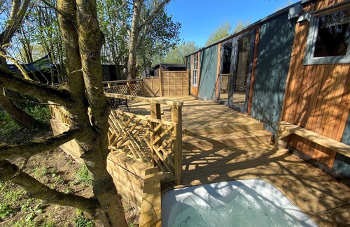 Dilton Marsh Ski Chalet | Luxury Lakeside Lodge KINGFISHER, with Hot Tub