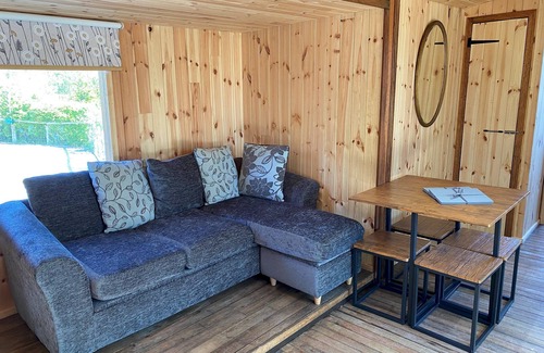 Dilton Marsh Ski Chalet | Luxury Lakeside Lodge KINGFISHER, with Hot Tub