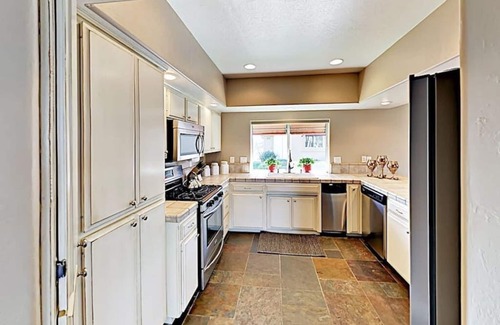 Paso Robles House | Luxury Lakeside Retreat, Sleeps 6