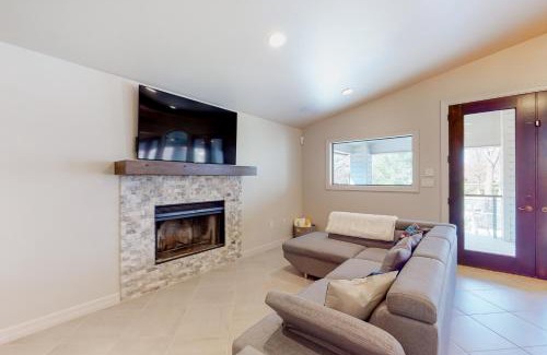 McQueeney House | Luxury Lakeside Stunner