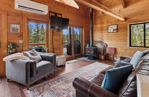 Eureka House | Luxury Lakeview 3 bedroom/ 2 bathroom Cabin Near Golf that sleeps 7!