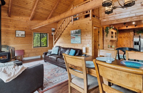 Eureka House | Luxury Lakeview 3 bedroom/ 2 bathroom Cabin Near Golf that sleeps 7!