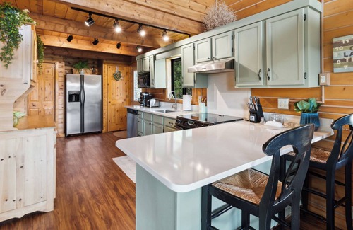 Eureka House | Luxury Lakeview 3 bedroom/ 2 bathroom Cabin Near Golf that sleeps 7!