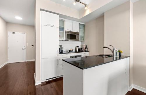 Toronto Entertainment District Apartment | Luxury Lakeview Downtown Condo, CN Tower, Rogers Center, Scotia Arena, Lake View with Free Parking