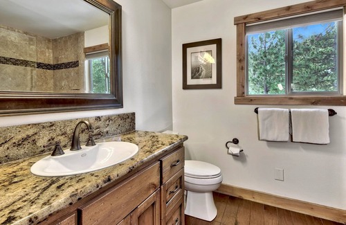 Lincoln Park House | Luxury Lakeview Estate-hot tub/pool table/mountain furnishings, Max occupancy 9.