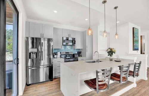 Point Venture House | Luxury Lakeview Home w/Pool,Beach,Boat,&Gym Access