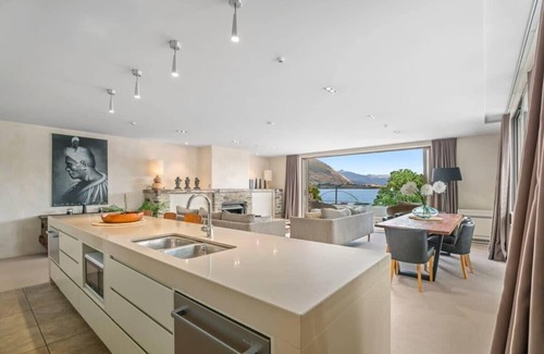 Wanaka Apartment | Luxury Lakeview on Ardmore with Sauna