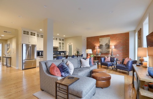 Lancaster Condo | Luxury Lancaster Downtown Condo - 3 blocks from Central Market!