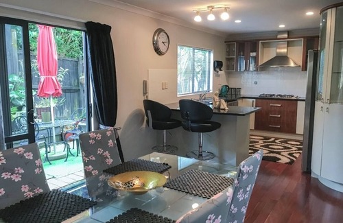 Somerville House | Luxury Large 2 Storied Villa Walk to Shopping Mall Howick