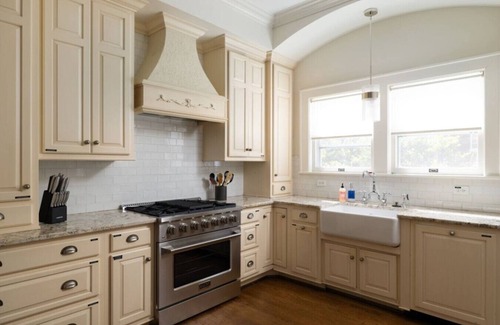 Old Irving Park House | Luxury Large Home - Family Home - Big Fenced Yard