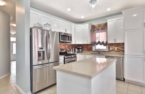 Burlington House | Luxury Large Open-Concept 4BDRM Home With Top-Floor Family Lounge!