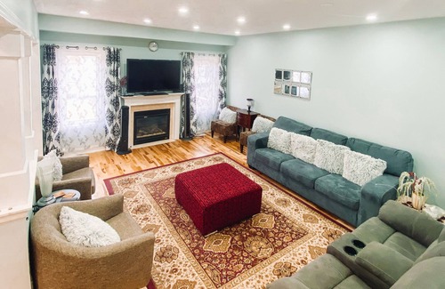 Burlington House | Luxury Large Open-Concept 4BDRM Home With Top-Floor Family Lounge!