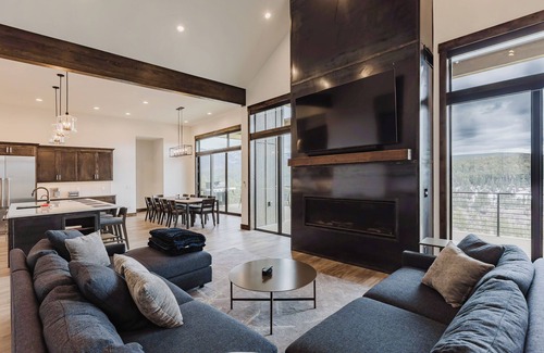 San Juan River Village House | Luxury Listing | A/C, Hot Tub, Close to Skiing, Incredible Mountain Views