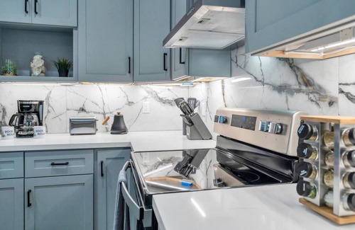 Tulane - Gravier House | Luxury Living: 3BR, 2.5BA Home. Gated Backyard, BBQ, Parking - Near Superdome and Canal Streetcar