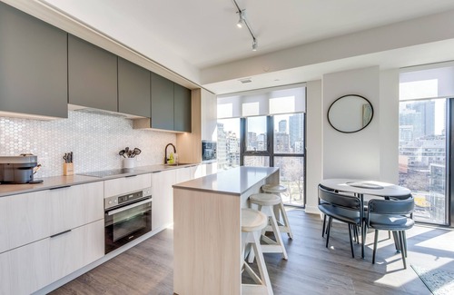 Fashion District Apartment | Luxury Living at it's finest! 3Br brand new condo w views & spectacular rooftop
