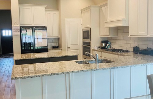 Rose Hill House | Luxury Living, Budget-Friendly Price – Book Your Stay Today! Quaint and Quiet.
