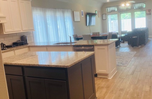 Rose Hill House | Luxury Living, Budget-Friendly Price – Book Your Stay Today! Quaint and Quiet.