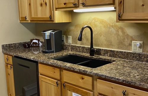 Estes Park Condo | “Luxury Living by the River: Embrace Comfort, Surrounded by Wildlife. 2B2Bcondo