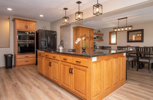 Fargo House | Luxury Living: Central 5 Bedroom Pool House