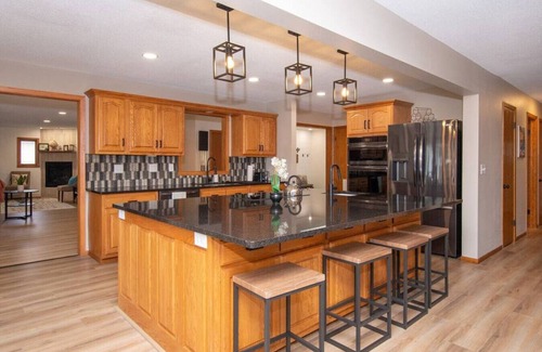 Fargo House | Luxury Living: Central 5 Bedroom Pool House