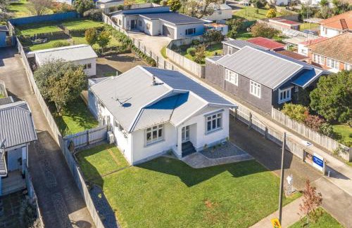 Whanganui Villa | Luxury Living Central College Estate Springvale